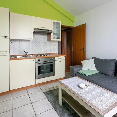 Lauschiges Nur 650 Meter Zum Mit Meerblick, Privatparkplatz, Waschmaschine Crikvenica