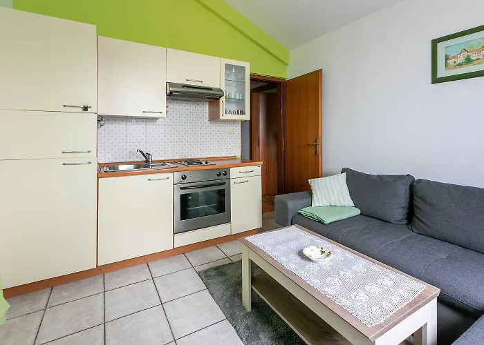 Lauschiges Nur 650 Meter Zum Mit Meerblick, Privatparkplatz, Waschmaschine Crikvenica